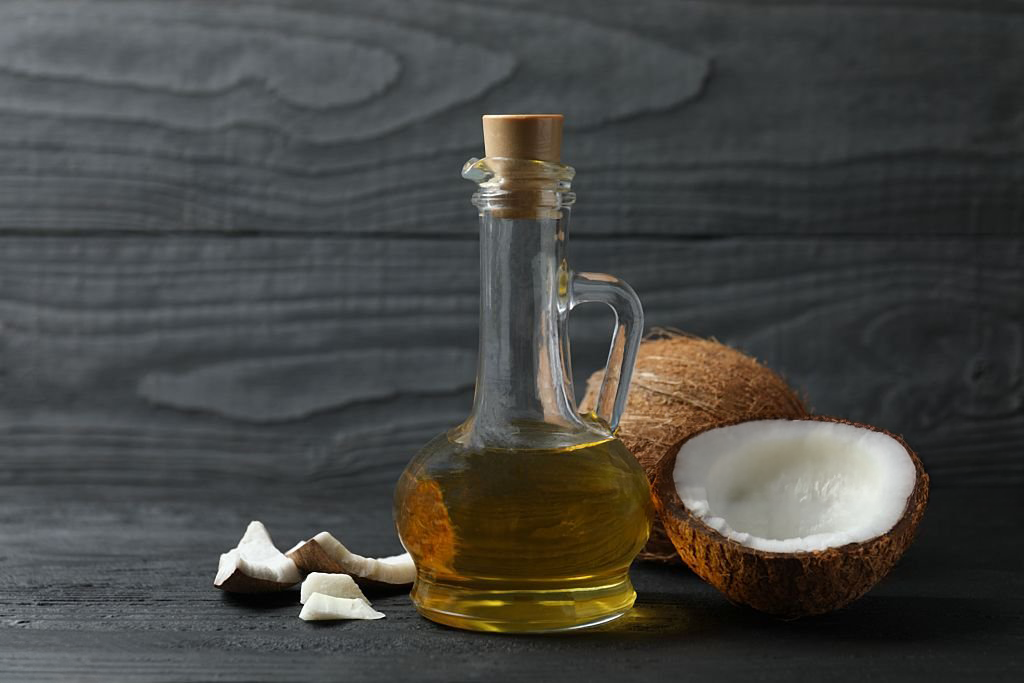 Coco y botella con aceite