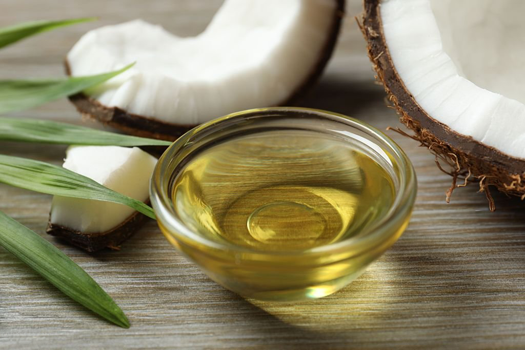Aceite de coco en un pocillo de vidrio