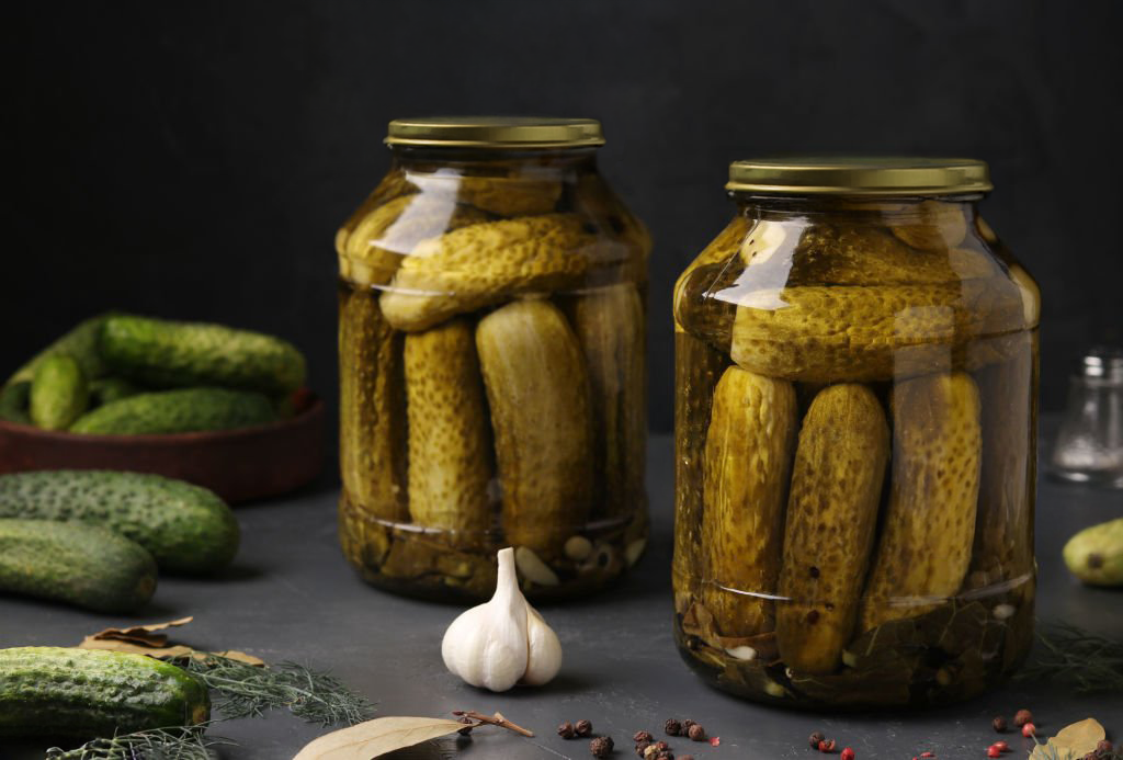 Pepinillos en un frasco