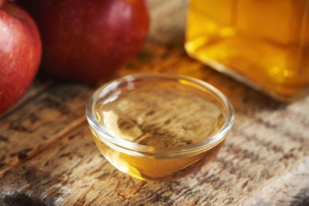 Líquido de vinagre en un pocillo de vidrio